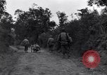 Standbild 29 Division Soldaten aussehen für Landminen Saint Lo Frankreich, 1944, aus Sekunde 21 historischem Filmmaterial Videoclip 65675027650