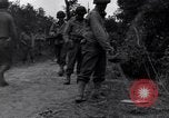 Standbild 29 Division Soldaten aussehen für Landminen Saint Lo Frankreich, 1944, aus Sekunde 22 historischem Filmmaterial Videoclip 65675027650