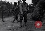 Standbild 29 Division Soldaten aussehen für Landminen Saint Lo Frankreich, 1944, aus Sekunde 23 historischem Filmmaterial Videoclip 65675027650