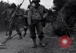Standbild 29 Division Soldaten aussehen für Landminen Saint Lo Frankreich, 1944, aus Sekunde 24 historischem Filmmaterial Videoclip 65675027650