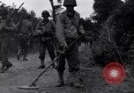 Standbild 29 Division Soldaten aussehen für Landminen Saint Lo Frankreich, 1944, aus Sekunde 25 historischem Filmmaterial Videoclip 65675027650