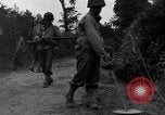 Standbild 29 Division Soldaten aussehen für Landminen Saint Lo Frankreich, 1944, aus Sekunde 26 historischem Filmmaterial Videoclip 65675027650