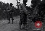 Standbild 29 Division Soldaten aussehen für Landminen Saint Lo Frankreich, 1944, aus Sekunde 27 historischem Filmmaterial Videoclip 65675027650