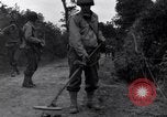 Standbild 29 Division Soldaten aussehen für Landminen Saint Lo Frankreich, 1944, aus Sekunde 28 historischem Filmmaterial Videoclip 65675027650