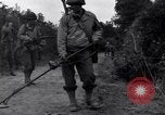 Standbild 29 Division Soldaten aussehen für Landminen Saint Lo Frankreich, 1944, aus Sekunde 29 historischem Filmmaterial Videoclip 65675027650