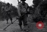 Standbild 29 Division Soldaten aussehen für Landminen Saint Lo Frankreich, 1944, aus Sekunde 30 historischem Filmmaterial Videoclip 65675027650