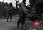 Standbild 29 Division Soldaten aussehen für Landminen Saint Lo Frankreich, 1944, aus Sekunde 31 historischem Filmmaterial Videoclip 65675027650