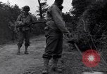 Standbild 29 Division Soldaten aussehen für Landminen Saint Lo Frankreich, 1944, aus Sekunde 32 historischem Filmmaterial Videoclip 65675027650