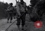 Standbild 29 Division Soldaten aussehen für Landminen Saint Lo Frankreich, 1944, aus Sekunde 33 historischem Filmmaterial Videoclip 65675027650