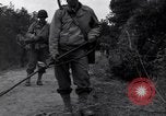 Standbild 29 Division Soldaten aussehen für Landminen Saint Lo Frankreich, 1944, aus Sekunde 34 historischem Filmmaterial Videoclip 65675027650