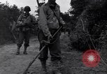 Standbild 29 Division Soldaten aussehen für Landminen Saint Lo Frankreich, 1944, aus Sekunde 35 historischem Filmmaterial Videoclip 65675027650