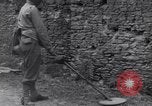Standbild 29 Division Soldaten aussehen für Landminen Saint Lo Frankreich, 1944, aus Sekunde 47 historischem Filmmaterial Videoclip 65675027650