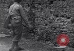 Standbild 29 Division Soldaten aussehen für Landminen Saint Lo Frankreich, 1944, aus Sekunde 50 historischem Filmmaterial Videoclip 65675027650