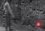 Standbild 29 Division Soldaten aussehen für Landminen Saint Lo Frankreich, 1944, aus Sekunde 51 historischem Filmmaterial Videoclip 65675027650