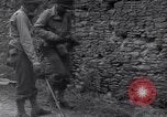 Standbild 29 Division Soldaten aussehen für Landminen Saint Lo Frankreich, 1944, aus Sekunde 52 historischem Filmmaterial Videoclip 65675027650