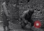 Standbild 29 Division Soldaten aussehen für Landminen Saint Lo Frankreich, 1944, aus Sekunde 53 historischem Filmmaterial Videoclip 65675027650