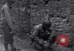 Standbild 29 Division Soldaten aussehen für Landminen Saint Lo Frankreich, 1944, aus Sekunde 54 historischem Filmmaterial Videoclip 65675027650