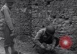 Standbild 29 Division Soldaten aussehen für Landminen Saint Lo Frankreich, 1944, aus Sekunde 56 historischem Filmmaterial Videoclip 65675027650