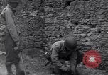 Standbild 29 Division Soldaten aussehen für Landminen Saint Lo Frankreich, 1944, aus Sekunde 57 historischem Filmmaterial Videoclip 65675027650