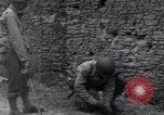 Standbild 29 Division Soldaten aussehen für Landminen Saint Lo Frankreich, 1944, aus Sekunde 59 historischem Filmmaterial Videoclip 65675027650