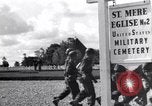 Standbild US Army Memorial Day Service bei amerikanischen Friedhof Sainte Mere Eglise Frankreich, 1945, aus Sekunde 14 historischem Filmmaterial Videoclip 65675027651