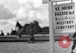 Standbild US Army Memorial Day Service bei amerikanischen Friedhof Sainte Mere Eglise Frankreich, 1945, aus Sekunde 16 historischem Filmmaterial Videoclip 65675027651