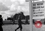 Standbild US Army Memorial Day Service bei amerikanischen Friedhof Sainte Mere Eglise Frankreich, 1945, aus Sekunde 19 historischem Filmmaterial Videoclip 65675027651
