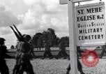Standbild US Army Memorial Day Service bei amerikanischen Friedhof Sainte Mere Eglise Frankreich, 1945, aus Sekunde 20 historischem Filmmaterial Videoclip 65675027651