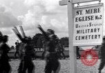 Standbild US Army Memorial Day Service bei amerikanischen Friedhof Sainte Mere Eglise Frankreich, 1945, aus Sekunde 21 historischem Filmmaterial Videoclip 65675027651