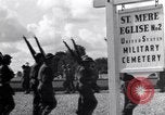 Standbild US Army Memorial Day Service bei amerikanischen Friedhof Sainte Mere Eglise Frankreich, 1945, aus Sekunde 22 historischem Filmmaterial Videoclip 65675027651