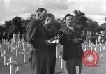 Standbild US Army Memorial Day Service bei amerikanischen Friedhof Sainte Mere Eglise Frankreich, 1945, aus Sekunde 23 historischem Filmmaterial Videoclip 65675027651