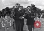 Standbild US Army Memorial Day Service bei amerikanischen Friedhof Sainte Mere Eglise Frankreich, 1945, aus Sekunde 24 historischem Filmmaterial Videoclip 65675027651