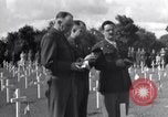 Standbild US Army Memorial Day Service bei amerikanischen Friedhof Sainte Mere Eglise Frankreich, 1945, aus Sekunde 25 historischem Filmmaterial Videoclip 65675027651