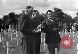 Standbild US Army Memorial Day Service bei amerikanischen Friedhof Sainte Mere Eglise Frankreich, 1945, aus Sekunde 26 historischem Filmmaterial Videoclip 65675027651
