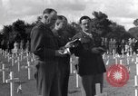 Standbild US Army Memorial Day Service bei amerikanischen Friedhof Sainte Mere Eglise Frankreich, 1945, aus Sekunde 27 historischem Filmmaterial Videoclip 65675027651