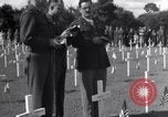 Standbild US Army Memorial Day Service bei amerikanischen Friedhof Sainte Mere Eglise Frankreich, 1945, aus Sekunde 30 historischem Filmmaterial Videoclip 65675027651
