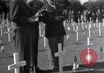 Standbild US Army Memorial Day Service bei amerikanischen Friedhof Sainte Mere Eglise Frankreich, 1945, aus Sekunde 31 historischem Filmmaterial Videoclip 65675027651