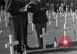 Standbild US Army Memorial Day Service bei amerikanischen Friedhof Sainte Mere Eglise Frankreich, 1945, aus Sekunde 32 historischem Filmmaterial Videoclip 65675027651