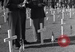 Standbild US Army Memorial Day Service bei amerikanischen Friedhof Sainte Mere Eglise Frankreich, 1945, aus Sekunde 33 historischem Filmmaterial Videoclip 65675027651