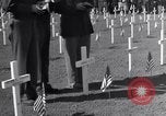 Standbild US Army Memorial Day Service bei amerikanischen Friedhof Sainte Mere Eglise Frankreich, 1945, aus Sekunde 34 historischem Filmmaterial Videoclip 65675027651