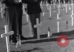 Standbild US Army Memorial Day Service bei amerikanischen Friedhof Sainte Mere Eglise Frankreich, 1945, aus Sekunde 35 historischem Filmmaterial Videoclip 65675027651