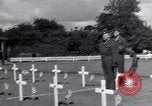 Standbild US Army Memorial Day Service bei amerikanischen Friedhof Sainte Mere Eglise Frankreich, 1945, aus Sekunde 37 historischem Filmmaterial Videoclip 65675027651