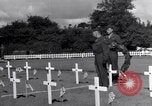 Standbild US Army Memorial Day Service bei amerikanischen Friedhof Sainte Mere Eglise Frankreich, 1945, aus Sekunde 38 historischem Filmmaterial Videoclip 65675027651