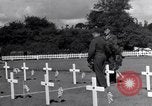 Standbild US Army Memorial Day Service bei amerikanischen Friedhof Sainte Mere Eglise Frankreich, 1945, aus Sekunde 39 historischem Filmmaterial Videoclip 65675027651