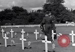 Standbild US Army Memorial Day Service bei amerikanischen Friedhof Sainte Mere Eglise Frankreich, 1945, aus Sekunde 40 historischem Filmmaterial Videoclip 65675027651