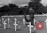 Standbild US Army Memorial Day Service bei amerikanischen Friedhof Sainte Mere Eglise Frankreich, 1945, aus Sekunde 41 historischem Filmmaterial Videoclip 65675027651