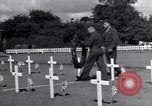 Standbild US Army Memorial Day Service bei amerikanischen Friedhof Sainte Mere Eglise Frankreich, 1945, aus Sekunde 42 historischem Filmmaterial Videoclip 65675027651