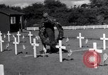 Standbild US Army Memorial Day Service bei amerikanischen Friedhof Sainte Mere Eglise Frankreich, 1945, aus Sekunde 44 historischem Filmmaterial Videoclip 65675027651