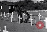 Standbild US Army Memorial Day Service bei amerikanischen Friedhof Sainte Mere Eglise Frankreich, 1945, aus Sekunde 45 historischem Filmmaterial Videoclip 65675027651