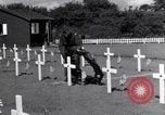 Standbild US Army Memorial Day Service bei amerikanischen Friedhof Sainte Mere Eglise Frankreich, 1945, aus Sekunde 46 historischem Filmmaterial Videoclip 65675027651